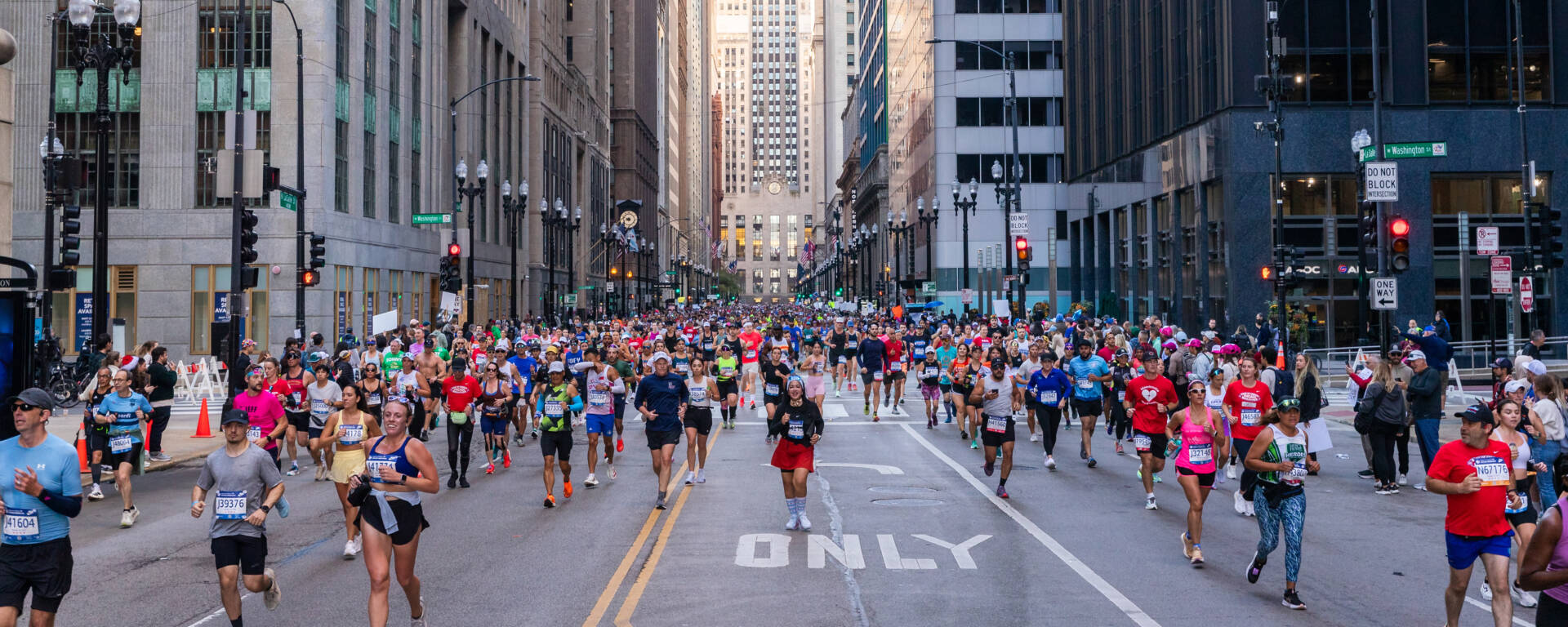 Läuferinnen und Läufer beim Chicago Marathon zwischen den Hochhäusern der Stadt